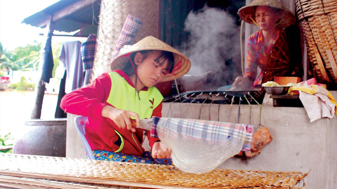 Đặc sản Cần Thơ - Bánh tráng Thuận Hưng là thương hiệu với hơn 200 năm làng nghề